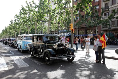 Foto 2. L'alcalde ha donat el tret de sortida a la comitiva de cotxes històrics, que ha fet dos tombs per la rambla.