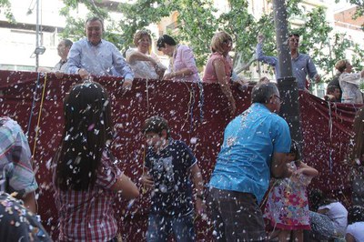 Foto 2. La Corporació Municipal també ha participat en la batalla, amb música, confeti i gresca.