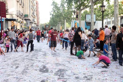 Foto 5. La Rambla de Ferran ha quedat inundada de confeti.