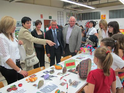 Foto 4. Després, s'ha visitat l’exposició de treballs manuals dels alumnes de l’escola bressol municipal i del centre escolar El Vilot.