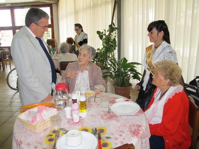 Foto 3. El paer en cap ha saludat els avis de la residència.