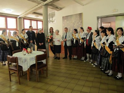 Foto 4. El centre ha preparat un text per donar la benvinguda a l'alcalde i les pubilles.