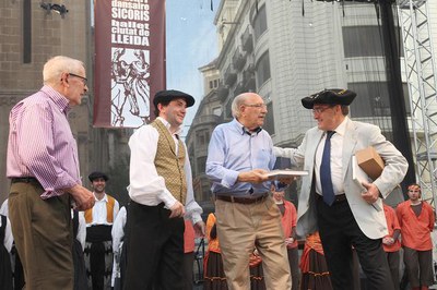 En la pausa, s'han lliurat uns obsequis a les formacions participants i l'alcalde ha rebut una "txapela"..