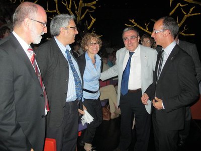 Foto 2. Ros, amb els representants d'entitats sardanistes del territori que avui s'han donat cita a la Llotja.