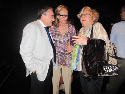 Foto 4. Ros, saludant Núria Feliu, que ha assistit al concurs de La Sardana de l'Any.