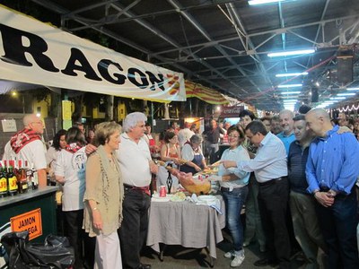 Foto 4. A la Casa de Aragón han degustat diversos productes típics.