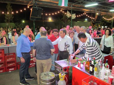 Foto 6. L'alcalde també ha saludat els membres de la Casa de Andalucía de Lleida.