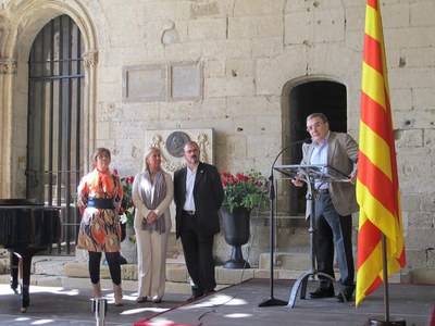 Foto 2. L'alcalde de Lleida ha presidit l'acte en homenatge al poeta lleidatà "... A mig camí de l'infinit".