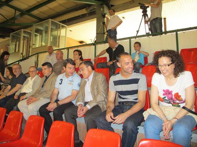 Foto 2. L'alcalde, amb diversos regidors a la llotja, ha felicitat l'equip per la victòria davant l'Alcobendas.