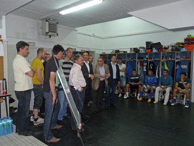Foto 2. Ros, acompanyat de diversos regidors i el delegat del Govern, al vestidor blau.
