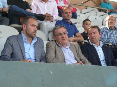 Foto 3. L'alcalde, al Camp d'Esports, amb Albert Esteve i Jordi Esteve.