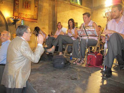 Àngel Ros, saludant la Cobla Jovenívola d'Agramunt.