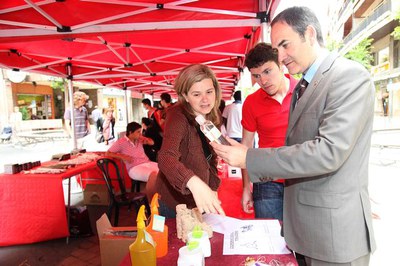 El mercat artesanal ofereix un ampli ventall de productes artesanals: xarcuteria, formatges, vins, oli, sidra, sabons i també joies o clauers fabrica….