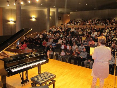 Foto 2. Parra ha agraït a les Escoles organitzadores el treball que fan per impulsar la música.