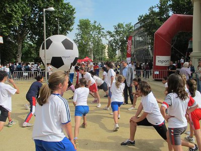 Foto 2. L'alcalde ha animat els corredors que estaven fent estiraments.