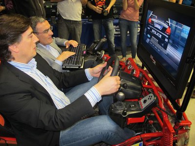 Foto 2. L'alcalde Ros amb Cullerés, en un ordinador tunejat que participa al certamen de modding.