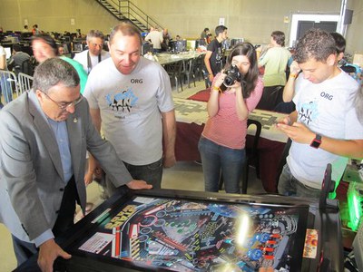 Foto 3. El paer en cap ha jugat al pinball electrònic.