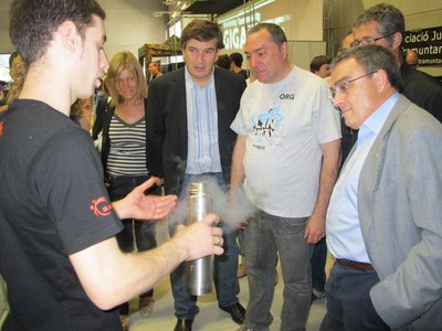 Foto 5. La comitiva, amb un dels expositors que explica processos de refrigeració.