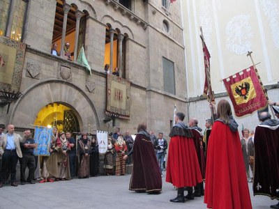 Foto 2. Les Ambaixades escalfen motors per al dia gran de la Festa.