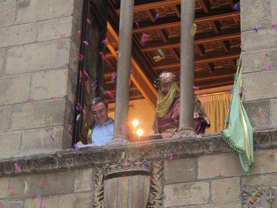 Foto 3. L'alcalde ha acabat demanat als dos bàndols que acabin la festa sense prendre mal.