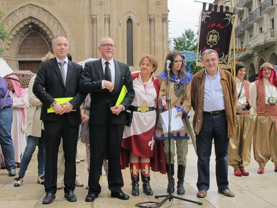 Foto 2. L'alcalde, amb els directors de les dues bandes premiades.