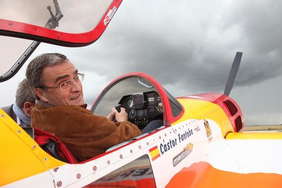Foto 2. Ros ha pujat a una de les avionetes, la del reconegut pilot Cástor Fantoba.
