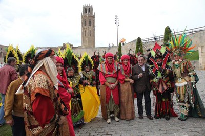 Foto 4. L'alcalde, saludant les diferents comparses abans de començar la desfilada.