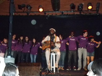 Foto 2. Hi van participar l’Associació cultural romanesa MIORITA, l'Ass. Euroamericana, Grup de danse Ochamboga de Guinea Equatorial i el cantautor A….