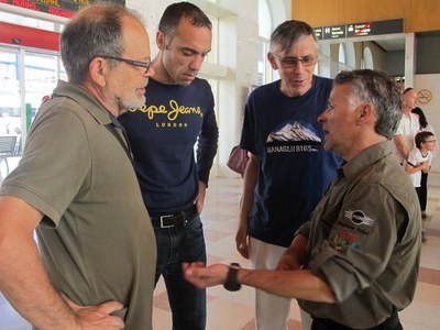 Foto 2. Garra, explicant com ha anat l'expedició a Alonso, Lluis Taberner i Joan Ramon Segura (del Centre Excursionista de Lleida).