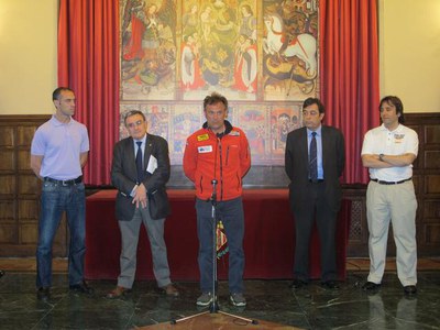 Foto 2. Àngel Ros, al Saló del Retaule, amb el regidor d'Esports, Txema Alonso, i Fantoba, Niubó i Ventura.
