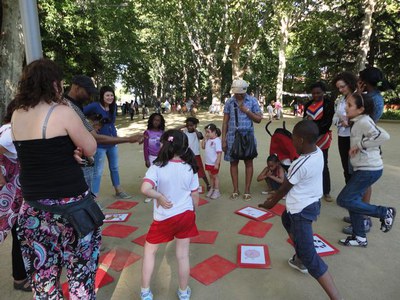 Foto 2. La trobada lúdica es va fer als Camps Elisis, amb gimcana de jocs tradicionals i animació musical, que va comptar amb el suport de 21 volunta….