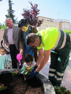 La canalla han escoltat atentament els jardiners, que els han explicat en què consisteix el seu ofici.