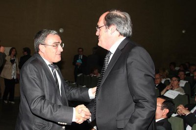 L'exministre d'Educació, Ángel Gabilondo, ha acompanyat el seu germà en l'acte solemne d'Honoris Causa. A la imatge, amb l'alcalde Ros..