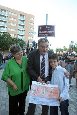 El paer en cap i la vídua de Màrius Carretero, amb un dels guanyadors del col·legi Lestonnac.