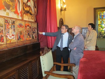 Antonio López, observant el Retaule.