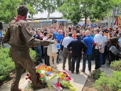 Foto 4. L'acte s'ha fet, com és habitual, davant l'estàtua de Manolo Calpe.