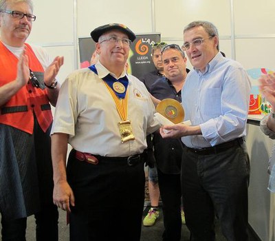 Foto 2. L'alcalde també ha salutat els membres de la confrérie de L'Escargot du Roussillon.