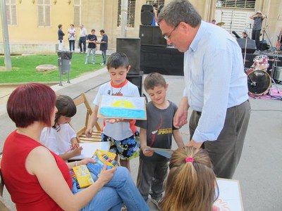 Foto 2. Els nens i nenes han mostrat els seus dibuixos a l'alcalde.
