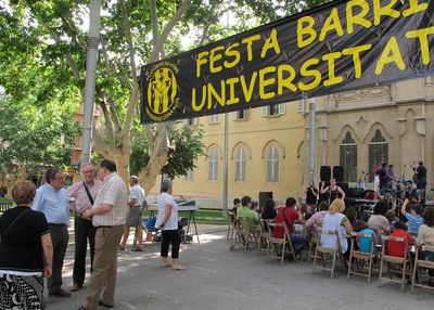 Foto 3. L'alcalde, conversant amb el president de l'AV Robert Setó.