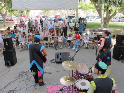 Foto 4. Les activitats s'han fet a la plaça Víctor Siurana.