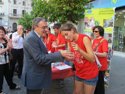 Foto 2. L'alcalde ha participat en els experiments, com en aquest sobre el nivell de reflex.