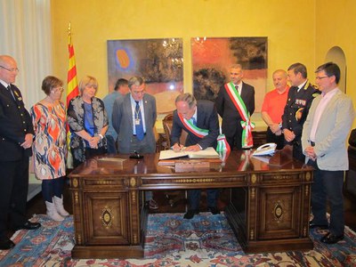 Foto 2. Després de signar al Llibre d'Honor, Ros ha convidat la comitiva italiana a visitar la Paeria.