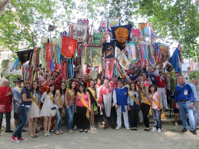 Foto 3. Les autoritats, amb els penons de les colles d'aquest any.