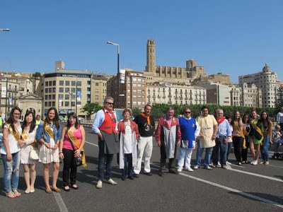 Foto 5. Les pubilles també han assistit a la imposició de les escarapel·les i s'han afegit a la desfilada.