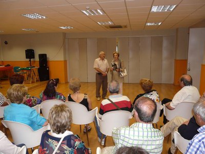 Foto 2. Arderiu, amb el voluntari Antoni Visús, que ha estat l'encarregat d'impartir el curs en aquesta Llar municipal.