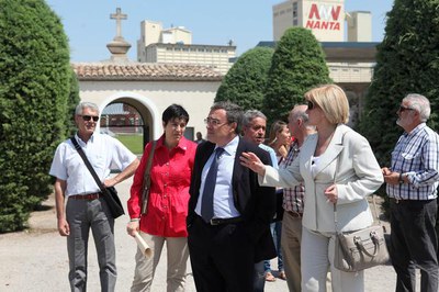 En el marc d'aquesta actuació, també s'ha reformat i rehabilitat la porta principal del cementiri municipal, que dóna a la rotonda de la LL-11.