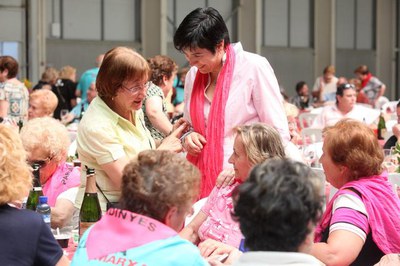 La Festa de cloenda de les activitats adreçades al col·lectiu de Gent Gran de la ciutat ha tingut lloc avui als Camps Elisis i han assistit 1.500 per….