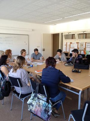 El projecte pretén dur a terme actuacions que incrementin la seguretat i l’accessibilitat als centres amb mesures que prioritzin la mobilitat a peu, ….