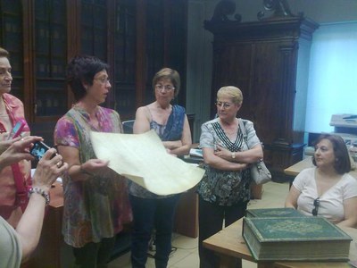 Foto 2. La cap de l'Arxiu, Elena Gonzàlez, va ser l'encarregada de fer les explicacions de l'espai i de l'Armari de les 5 claus.