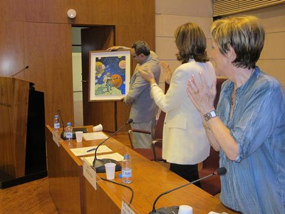 Foto 2. Els alumnes han lliurat a Josep Mallol, padrí de la promoció, un obsequi.